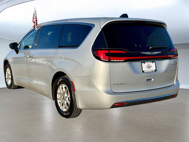 Used 2024 Chrysler Pacifica Touring-L FWD image 3
