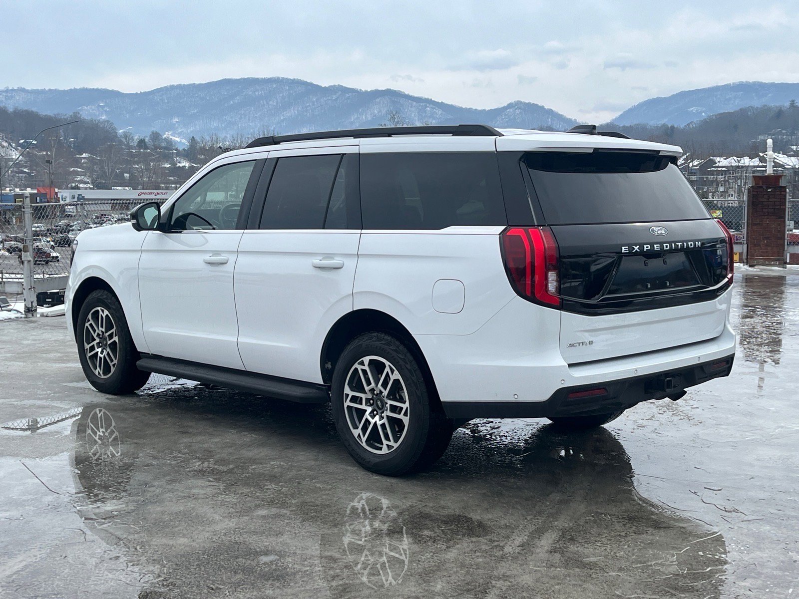 Certified 2025 Ford Expedition Active image 4