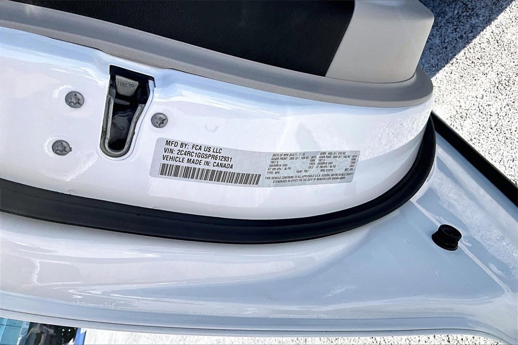 Used 2023 Chrysler Pacifica Limited image 33