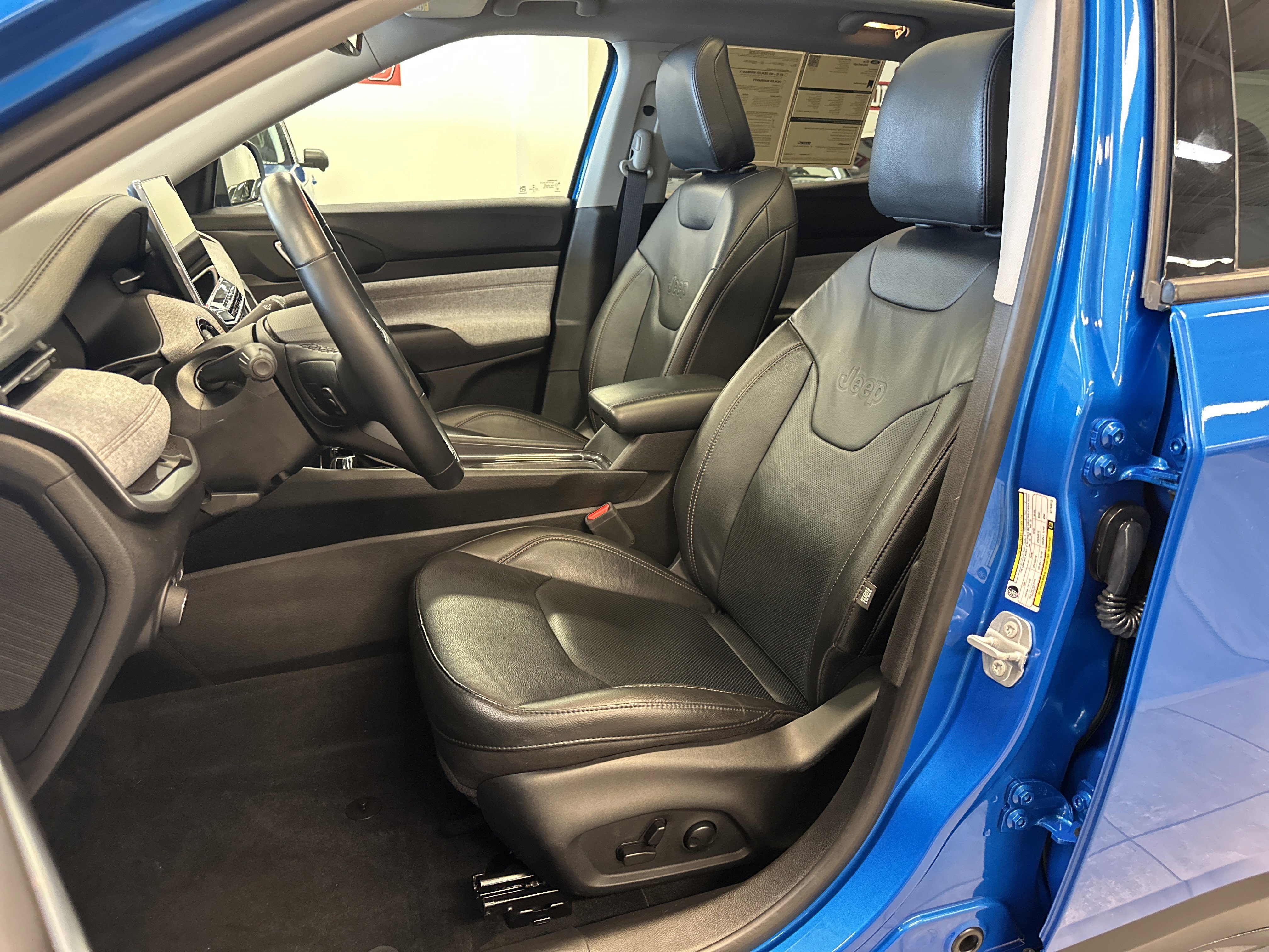 Used 2022 Jeep Compass Latitude w/ Sun and Sound Group image 14