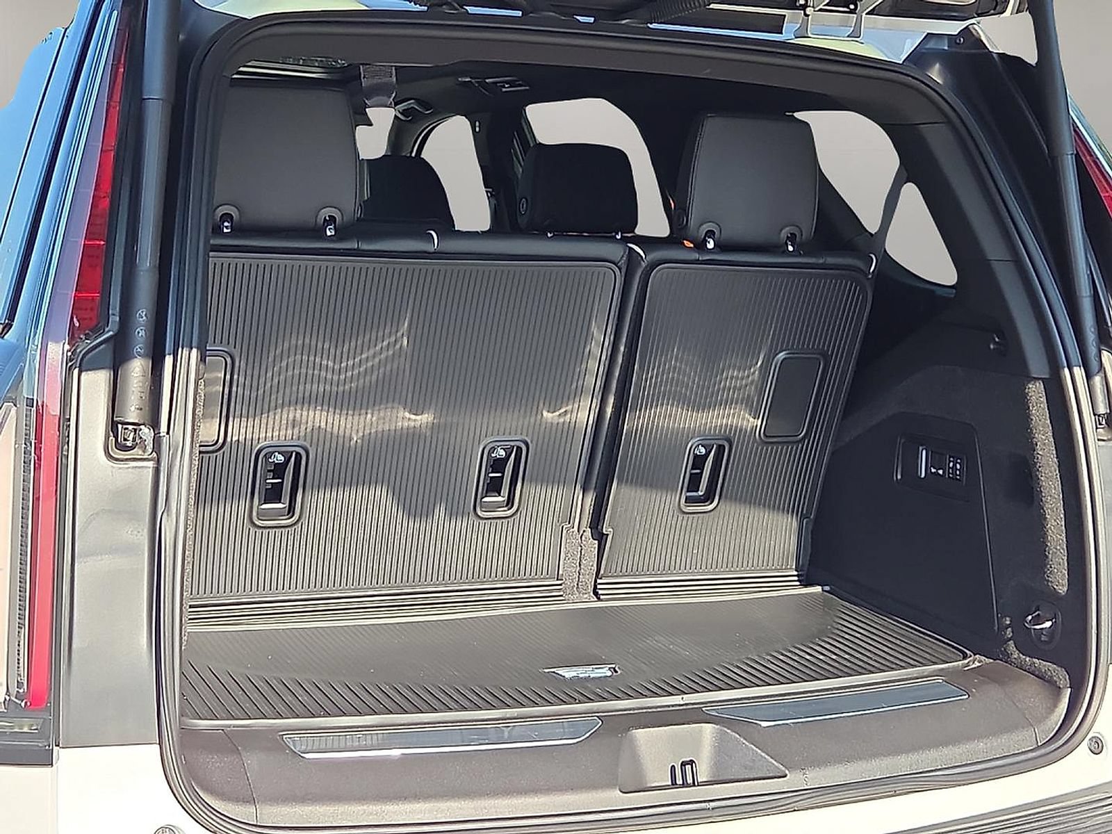 Used 2024 Cadillac Escalade Premium Luxury w/ Performance Package AWD/4WD image 8