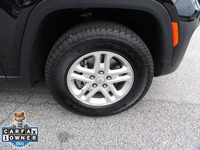 Used 2023 Jeep Grand Cherokee Laredo AWD/4WD image 12