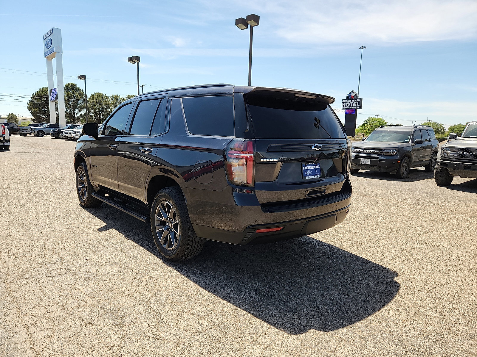 Used 2023 Chevrolet Tahoe Z71 w/ Luxury Package image 3