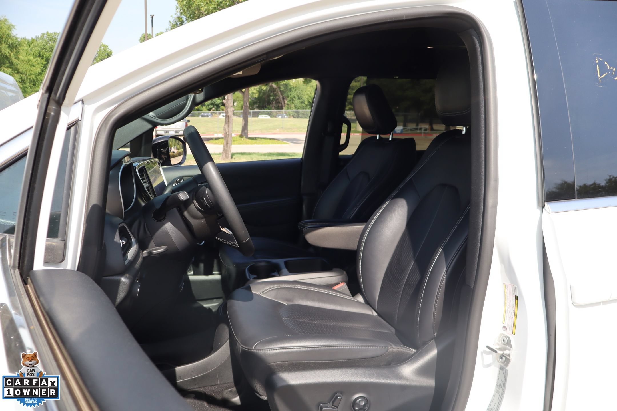 Used 2025 Chrysler Pacifica Select FWD image 11