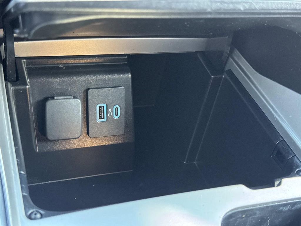 Certified 2022 Ford Explorer XLT w/ Equipment Group 202A image 31