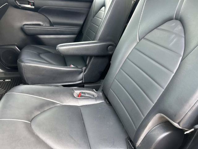 Used 2022 Toyota Highlander XLE AWD/4WD image 18
