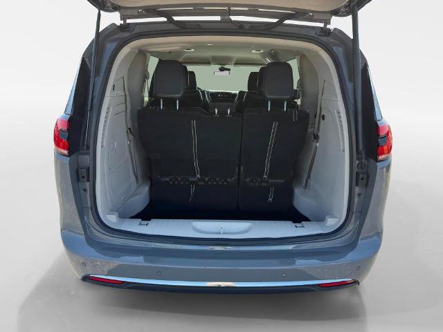 Used 2023 Chrysler Pacifica Touring-L FWD image 5