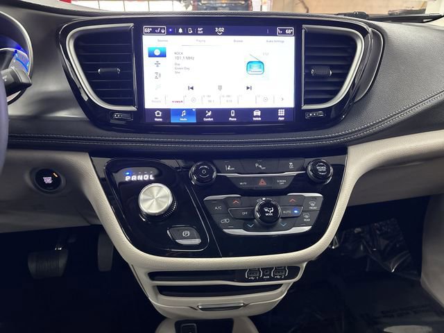 Used 2023 Chrysler Pacifica Touring-L image 8