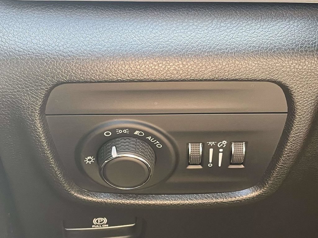 Used 2023 Jeep Grand Cherokee Altitude AWD/4WD image 27