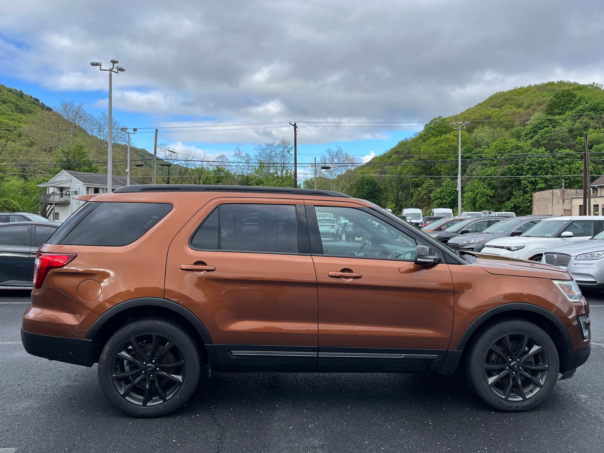 Certified 2017 Ford Explorer XLT w/ Equipment Group 202A AWD/4WD image 4