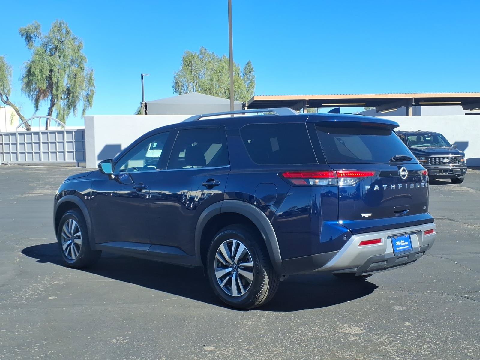 Used 2025 Nissan Pathfinder SL FWD image 3