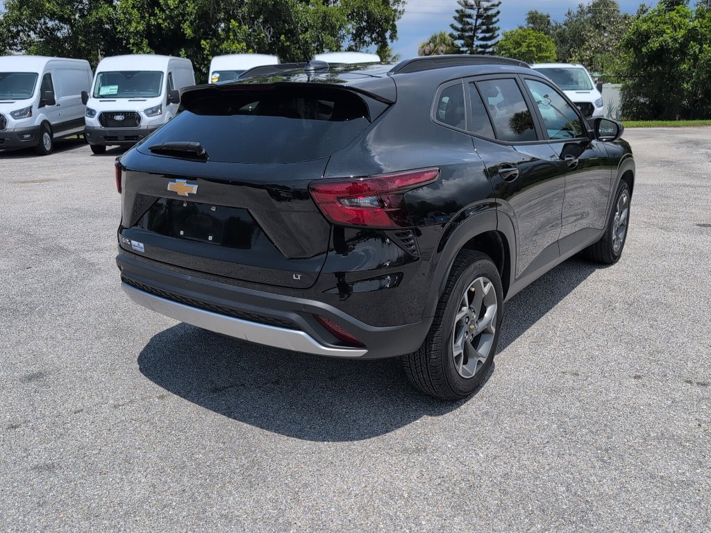 Used 2024 Chevrolet Trax LT w/ Sunroof Package FWD image 3