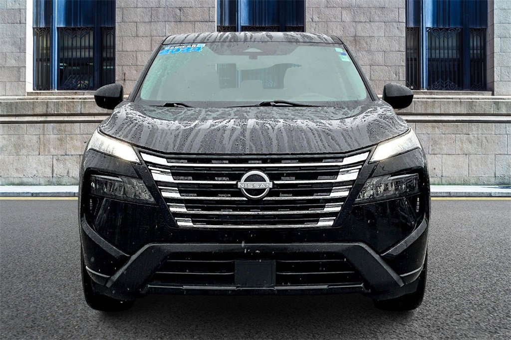 Used 2024 Nissan Rogue SV image 3