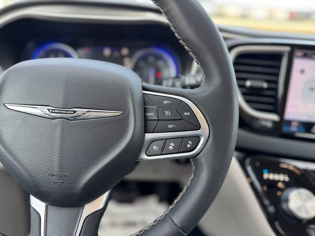 Used 2023 Chrysler Pacifica Touring-L image 18