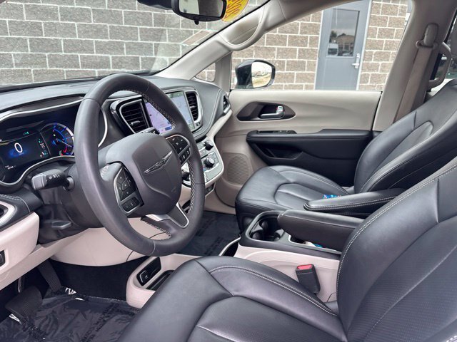 Used 2024 Chrysler Pacifica Limited FWD image 16