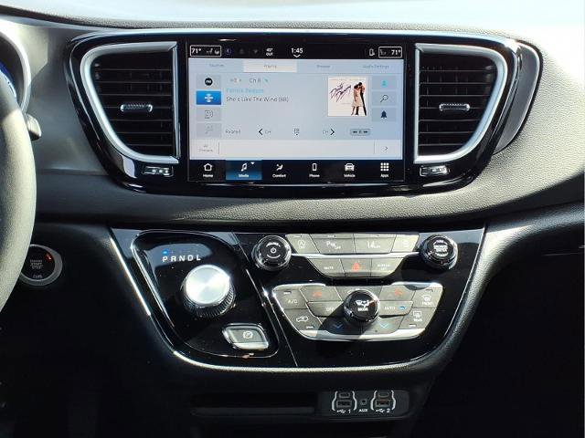 Used 2025 Chrysler Pacifica Select image 12