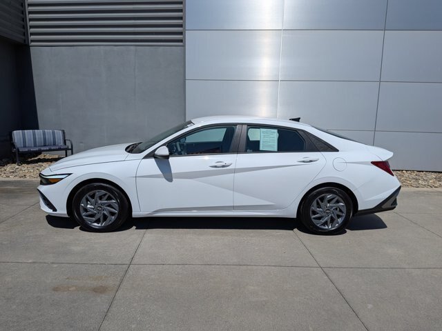 Used 2025 Hyundai Elantra Hybrid FWD image 7