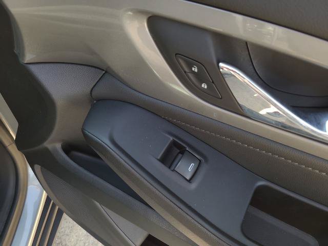 Used 2023 Chevrolet Traverse LT FWD image 9