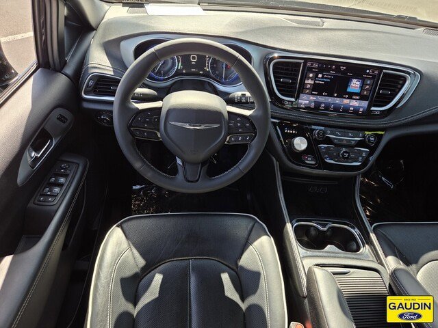 Used 2025 Chrysler Pacifica Limited FWD image 14