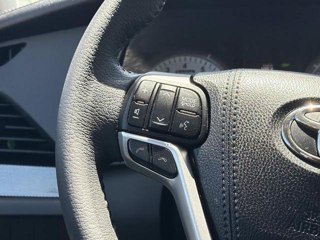 Used 2018 Toyota Sienna SE Premium w/ Carpet Mat Package FWD image 12