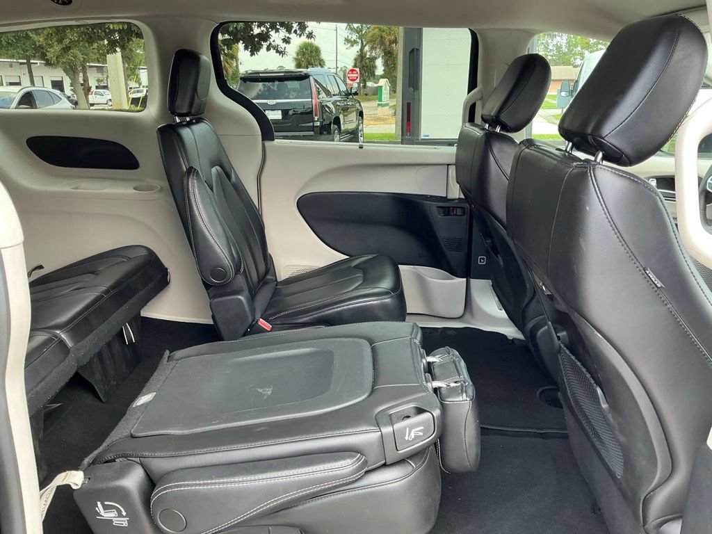 Used 2023 Chrysler Pacifica Touring-L FWD image 26