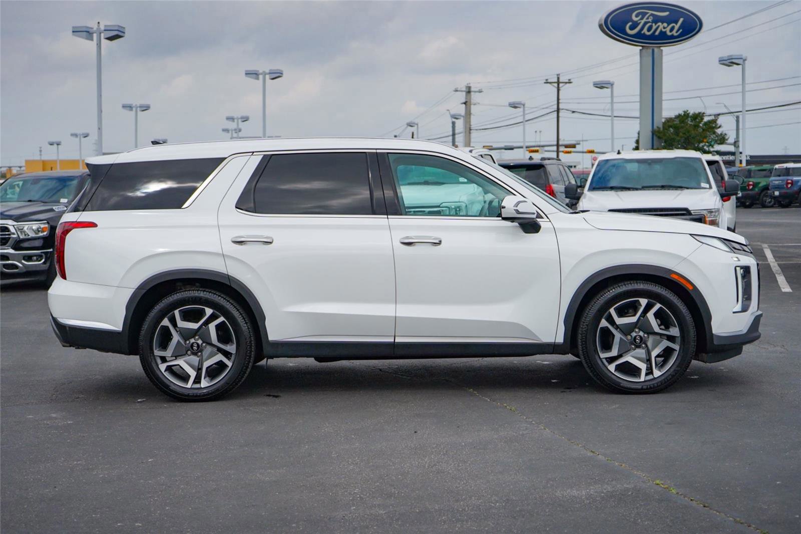 Used 2023 Hyundai Palisade Limited FWD image 2