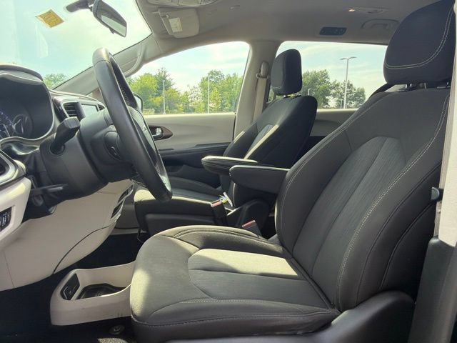 Used 2022 Chrysler Voyager LX FWD image 23