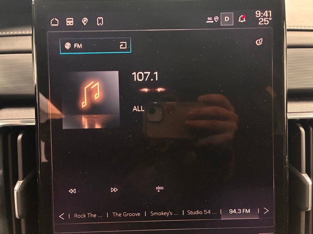 Used 2025 GMC Acadia Elevation image 3