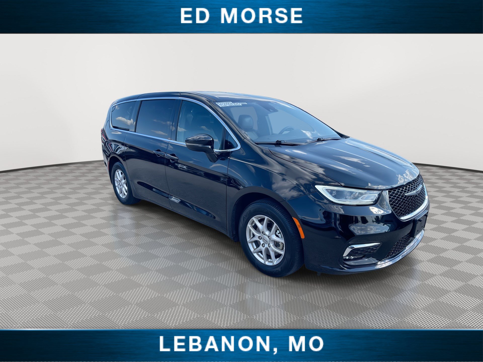 Used 2025 Chrysler Pacifica Select FWD image 2