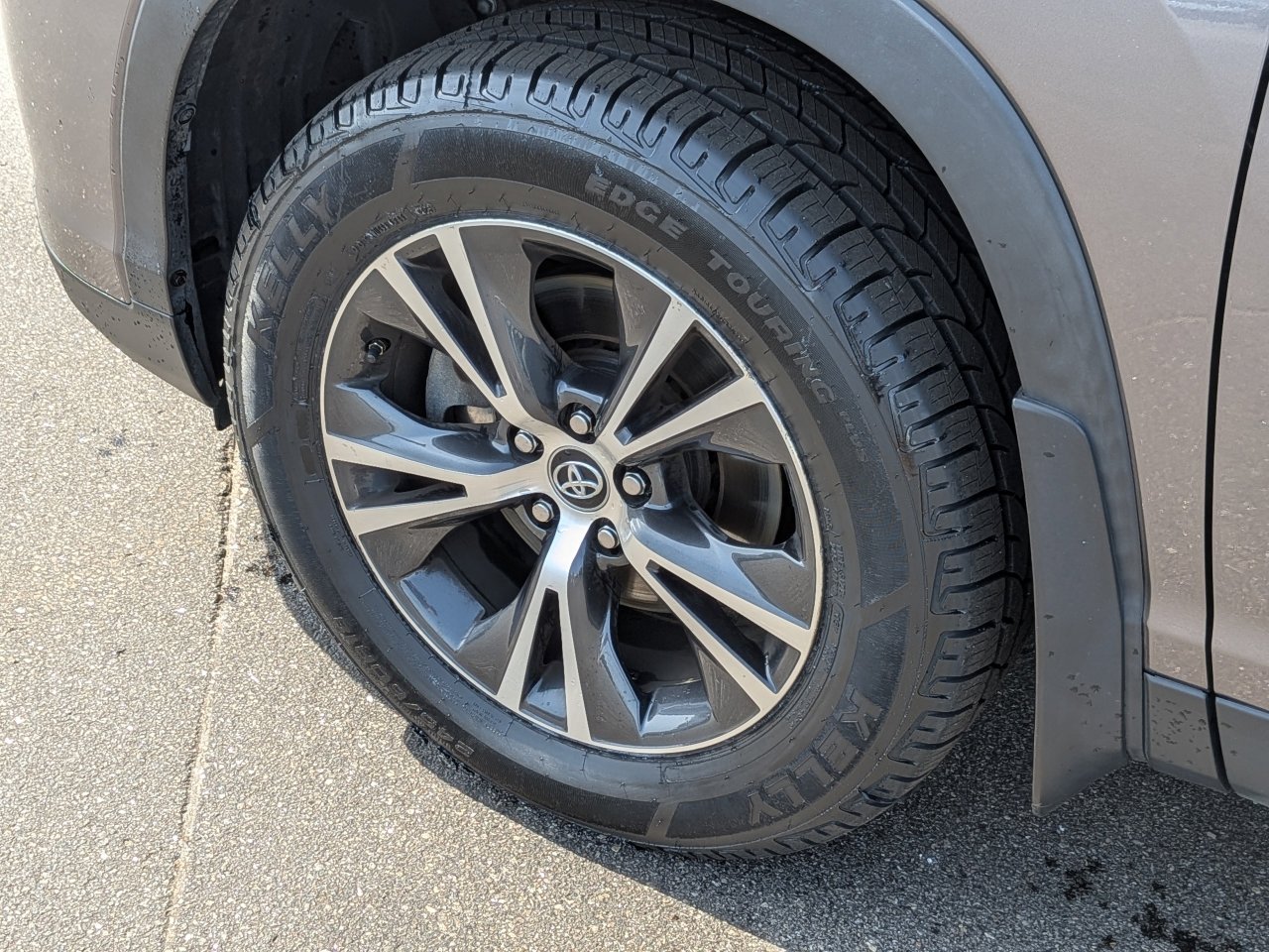 Used 2019 Toyota Highlander LE w/ Carpet Mat Package (TMS) AWD/4WD image 11