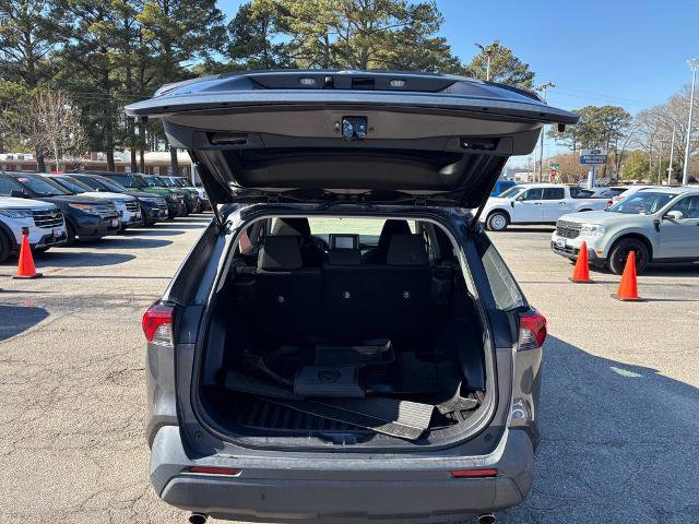 Used 2021 Toyota RAV4 LE image 9