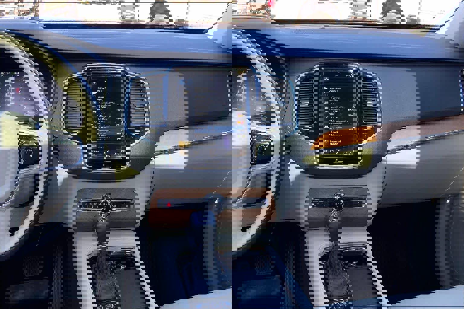 Used 2022 Volvo XC90 T6 Momentum w/ Advanced Package image 7