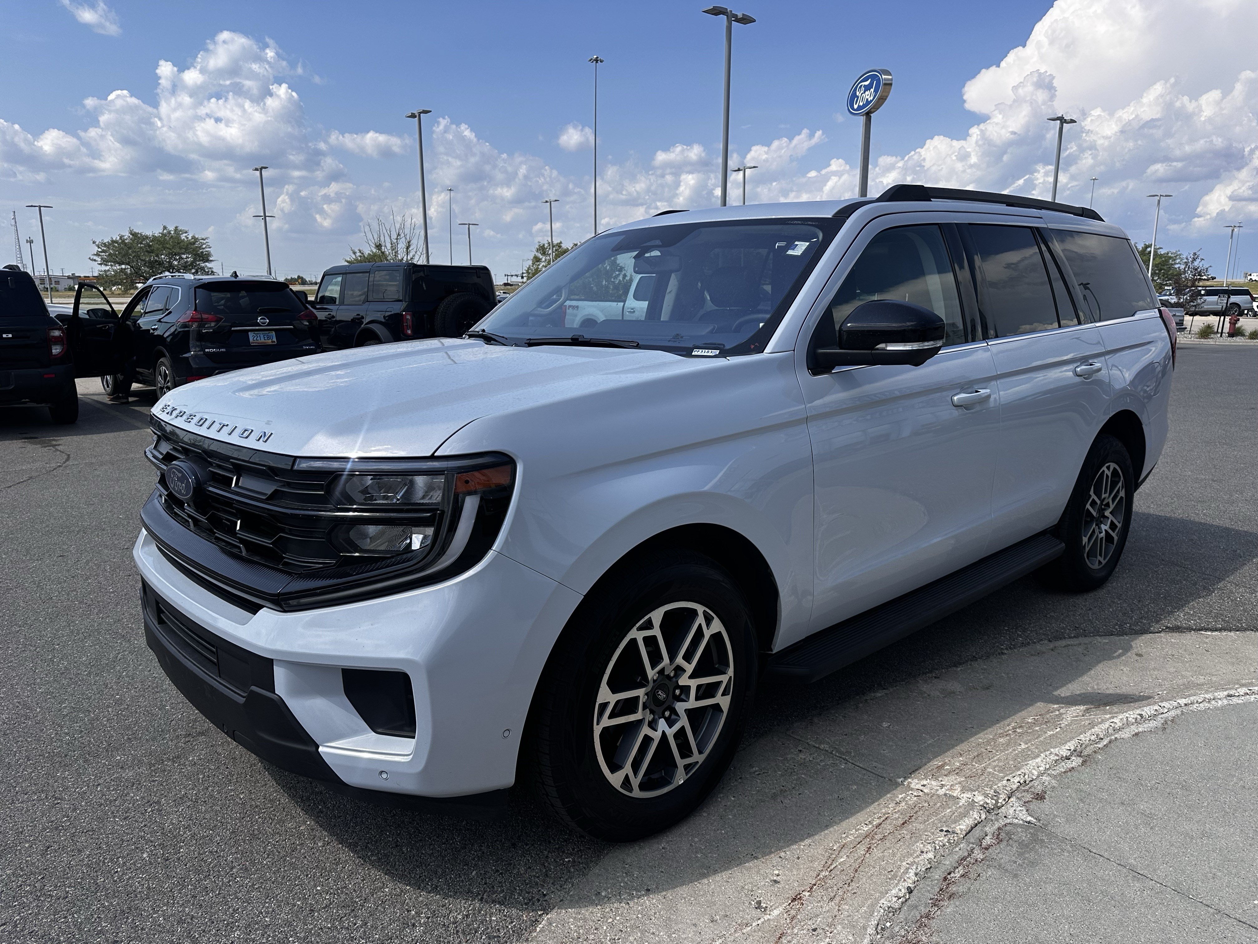 Certified 2025 Ford Expedition Active AWD/4WD image 3