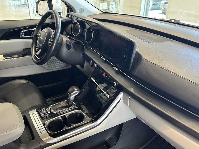 Used 2024 Kia Carnival EX image 28