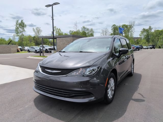 Used 2017 Chrysler Pacifica Touring w/ Tire & Wheel Group FWD image 1