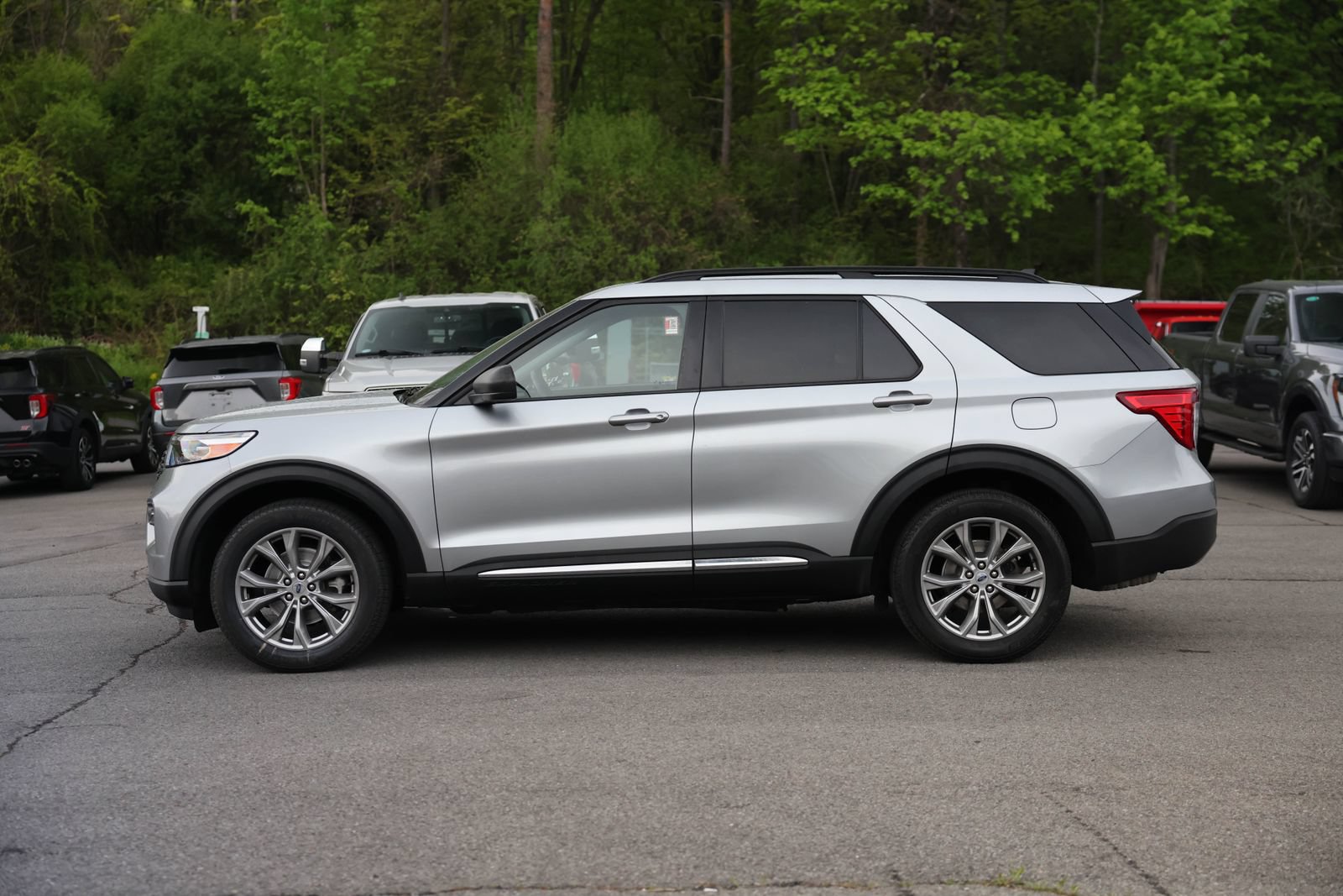 Certified 2023 Ford Explorer XLT w/ Equipment Group 202A AWD/4WD image 8