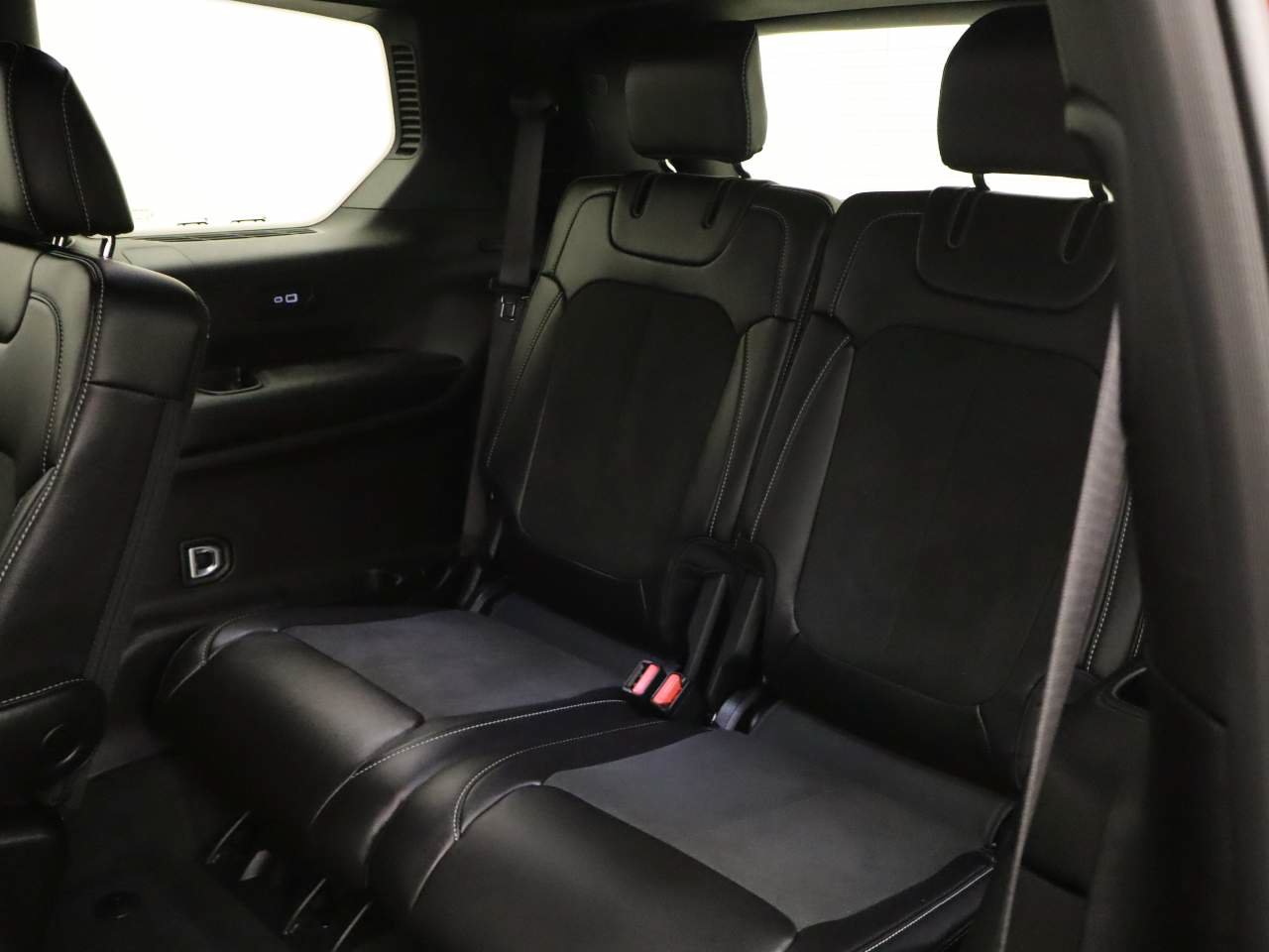 Used 2025 Jeep Grand Cherokee L Laredo AWD/4WD image 17