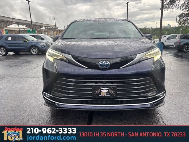 Used 2024 Toyota Sienna Platinum FWD image 2