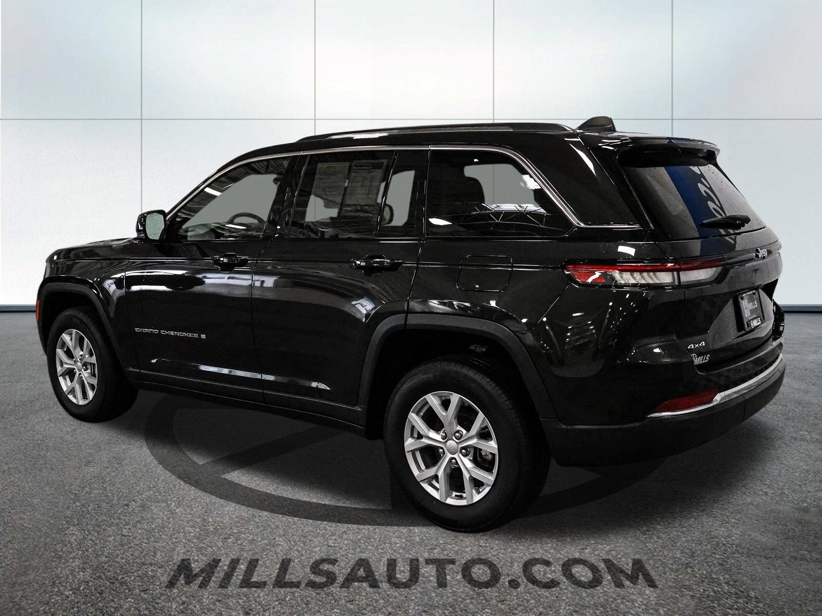 Used 2023 Jeep Grand Cherokee Limited AWD/4WD image 4