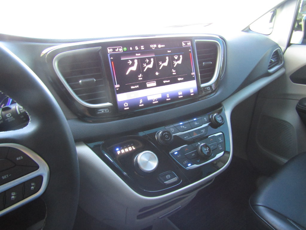 Used 2023 Chrysler Pacifica Touring-L FWD image 28