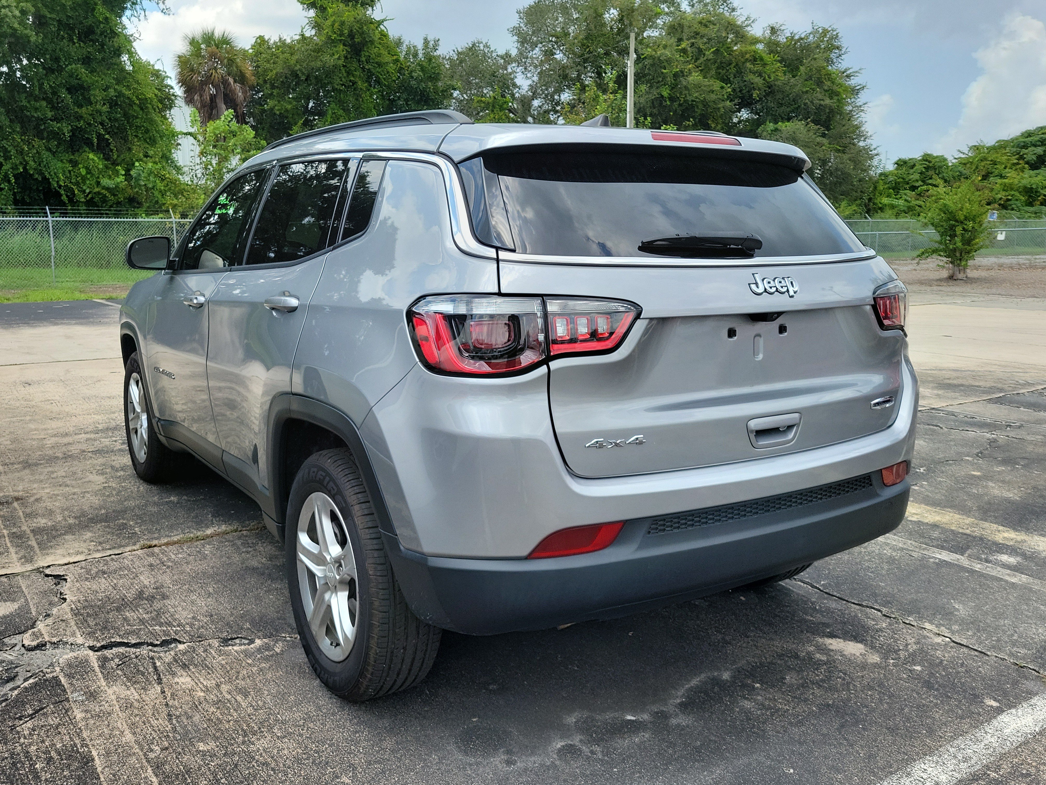 Used 2024 Jeep Compass Latitude AWD/4WD image 4