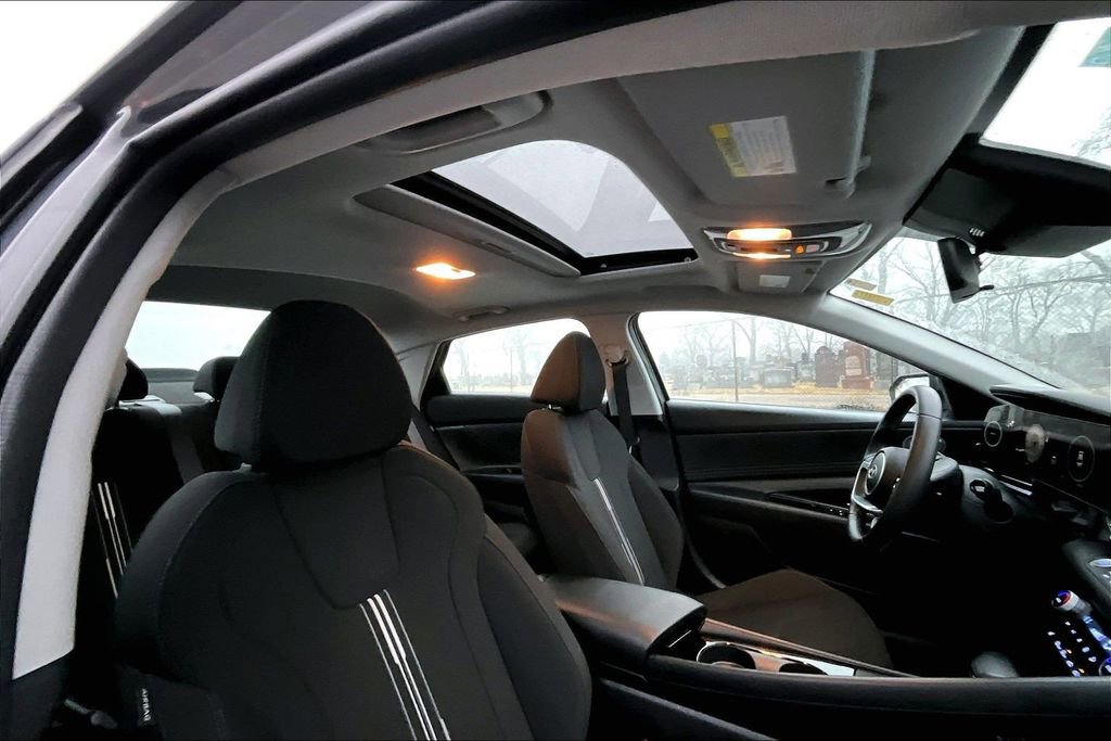 Used 2025 Hyundai Elantra SEL FWD image 21