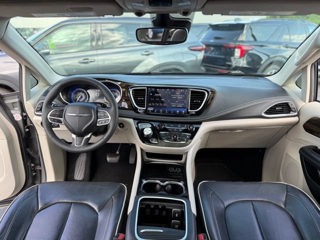 Used 2023 Chrysler Pacifica Limited FWD image 2