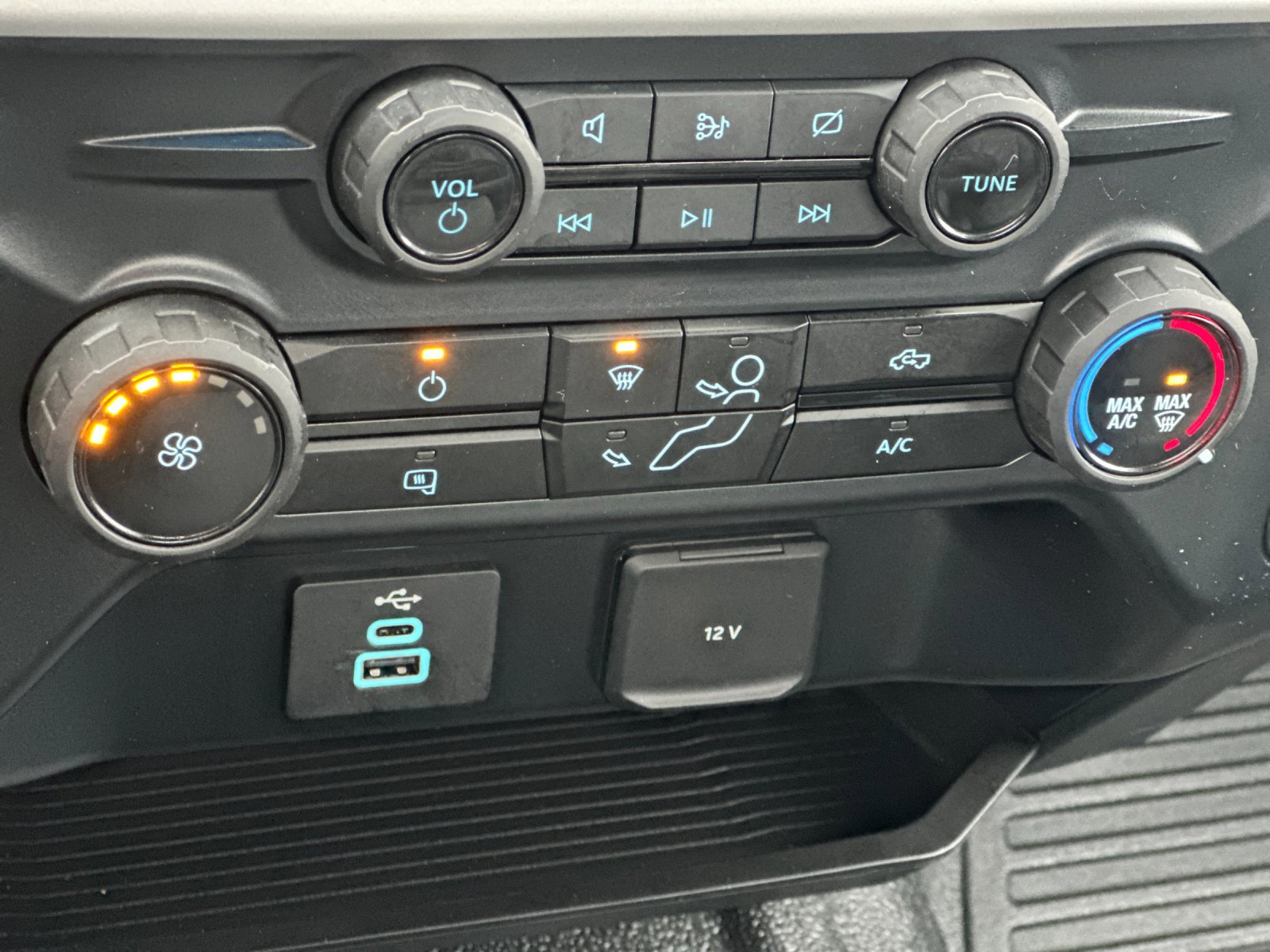 Certified 2024 Ford F550 2WD Regular Cab Super Duty image 19