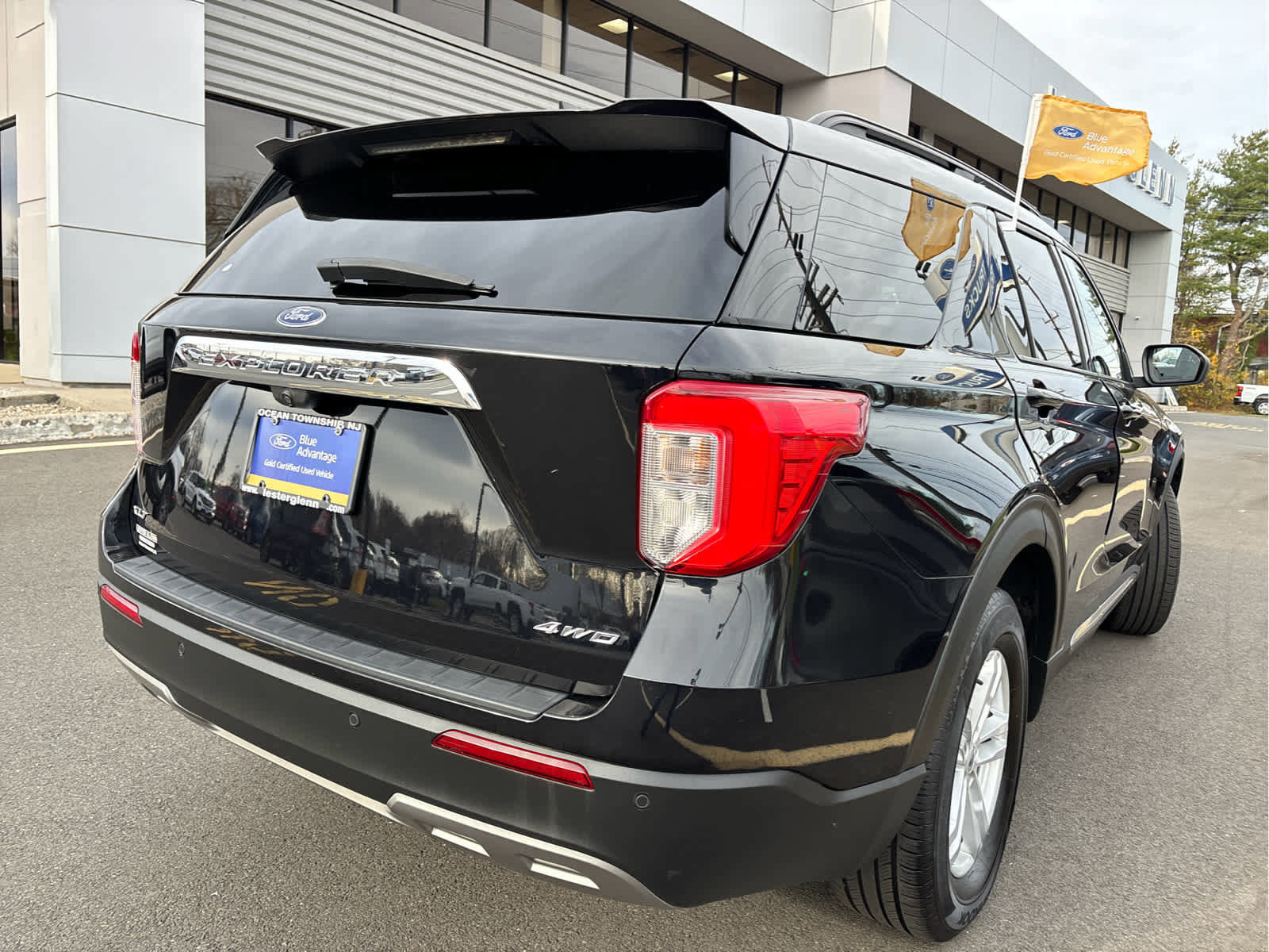 Certified 2022 Ford Explorer XLT w/ Equipment Group 202A image 5