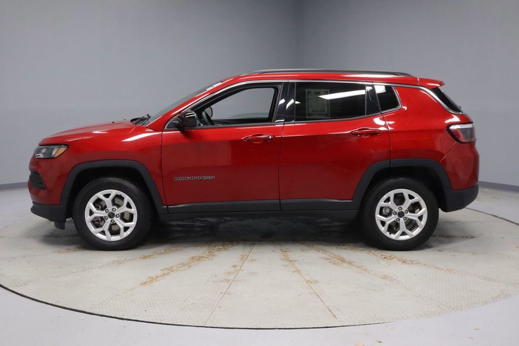 Used 2025 Jeep Compass Latitude image 2