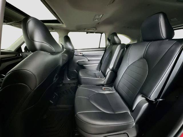 Used 2020 Toyota Highlander XLE FWD image 14
