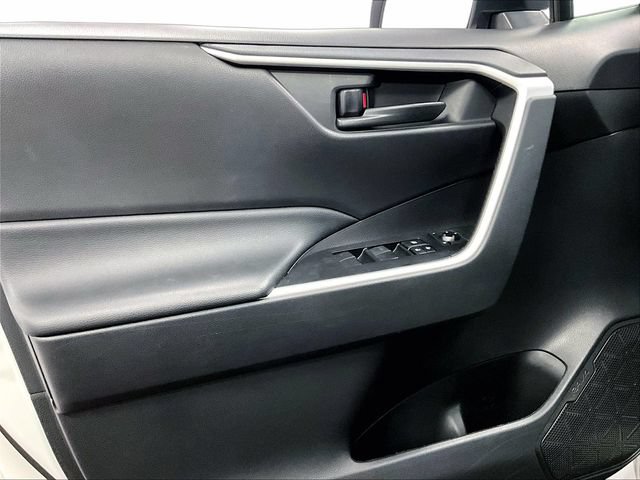 Used 2021 Toyota RAV4 LE AWD/4WD image 22