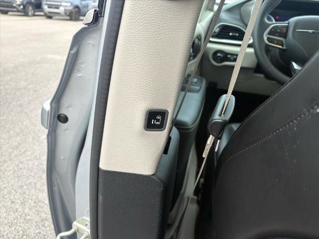 Used 2024 Chrysler Pacifica Touring-L image 23