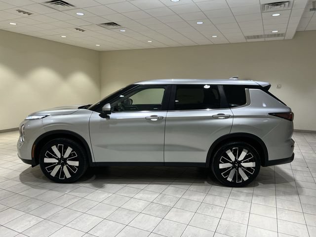 Used 2025 Mitsubishi Outlander AWD image 2
